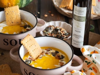 Vellutata di zucca e patate arrostite con crackers ai ceci