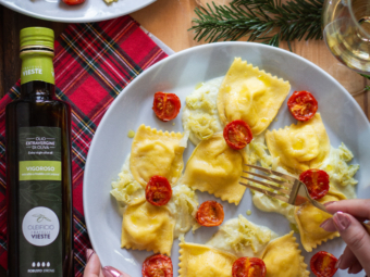 Papillon al baccalà con crema di verza e pomodorini confit